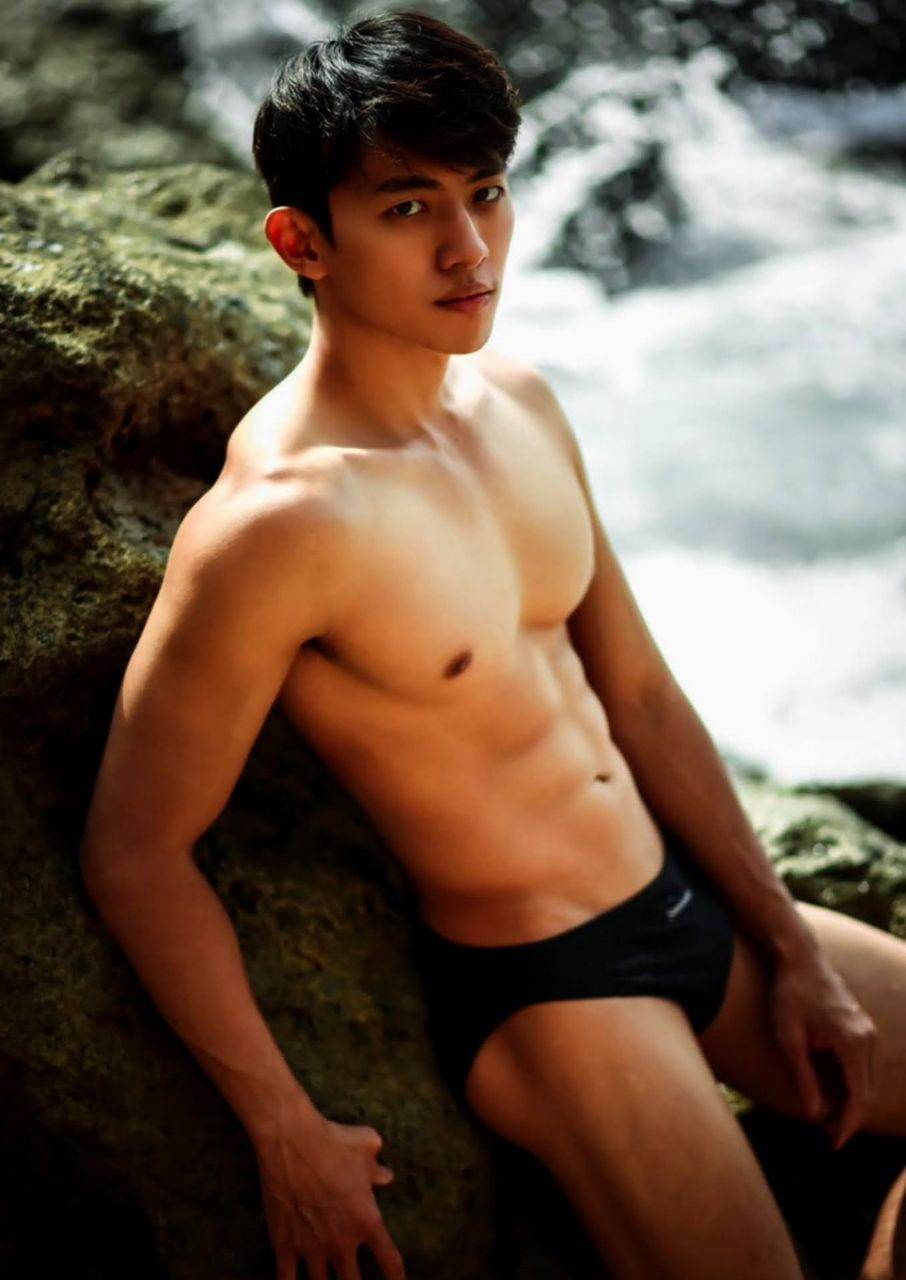 หนุ่มหล่อขึ้นปก 1033.3