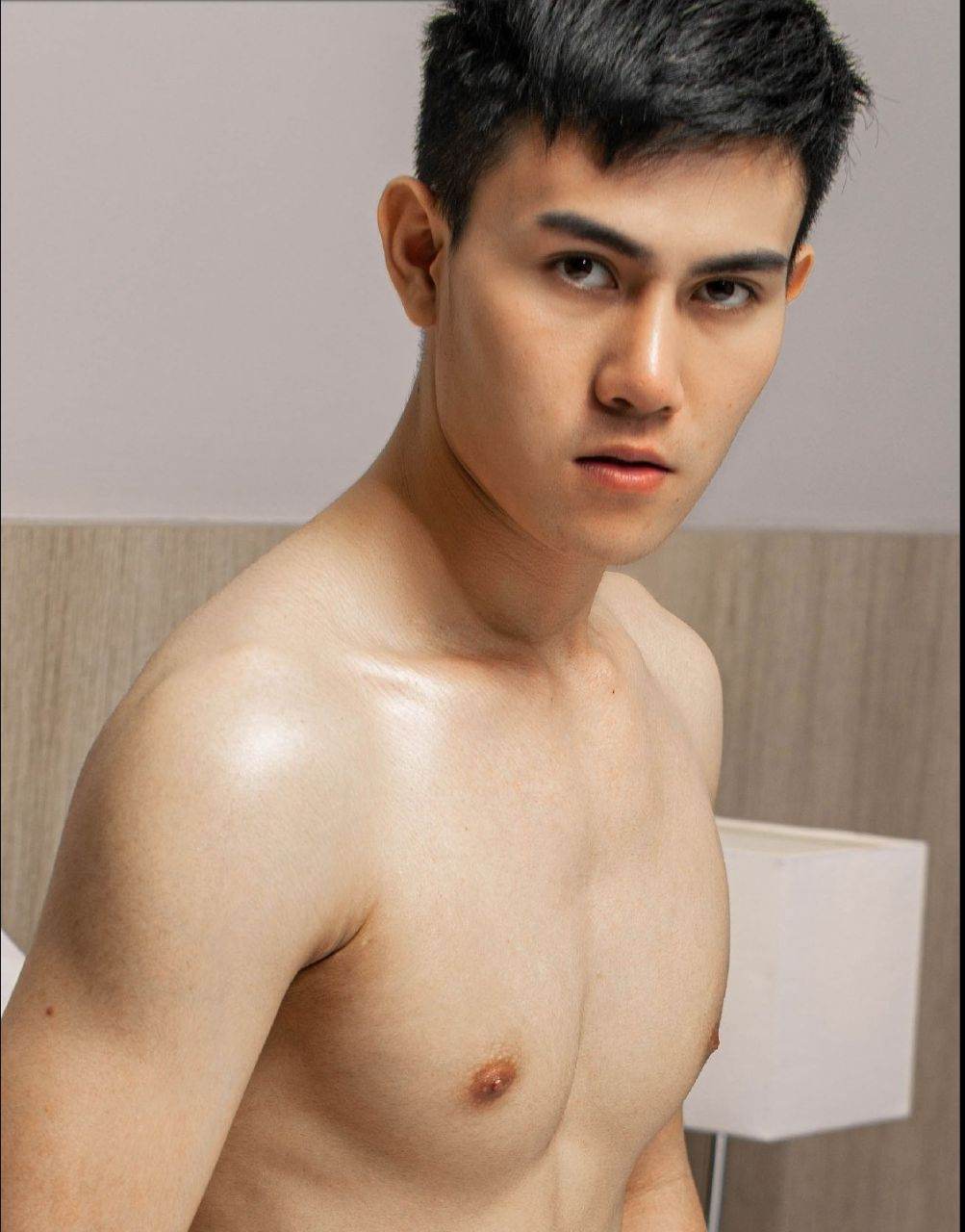 หนุ่มหล่อขึ้นปก 1034.3