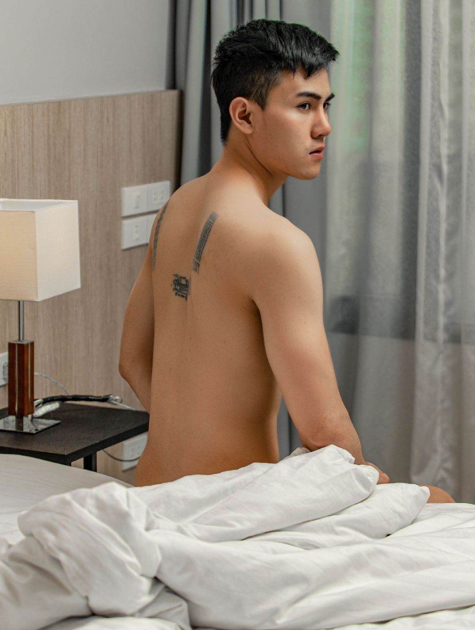 หนุ่มหล่อขึ้นปก 1034.3