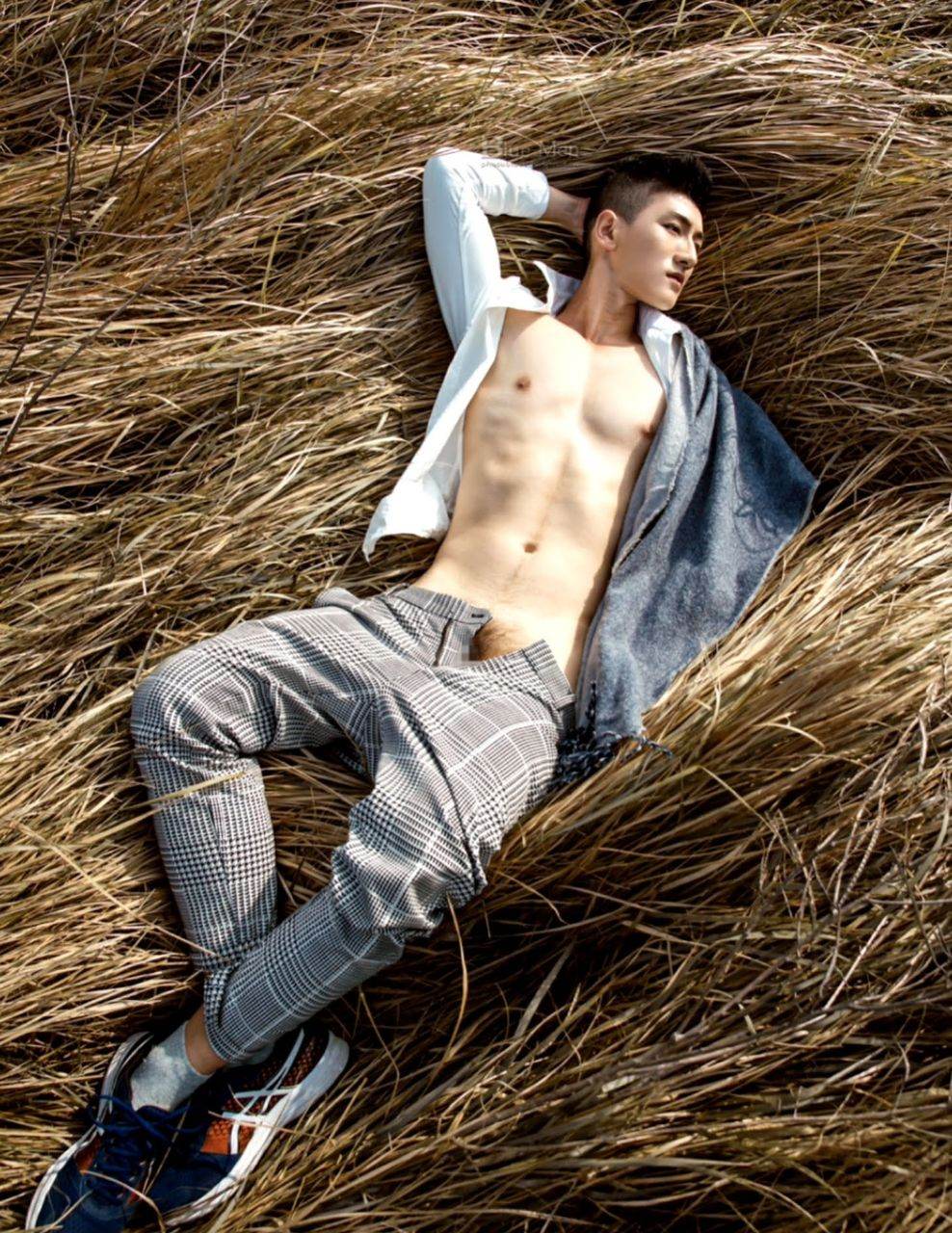 หนุ่มหล่อขึ้นปก 1038