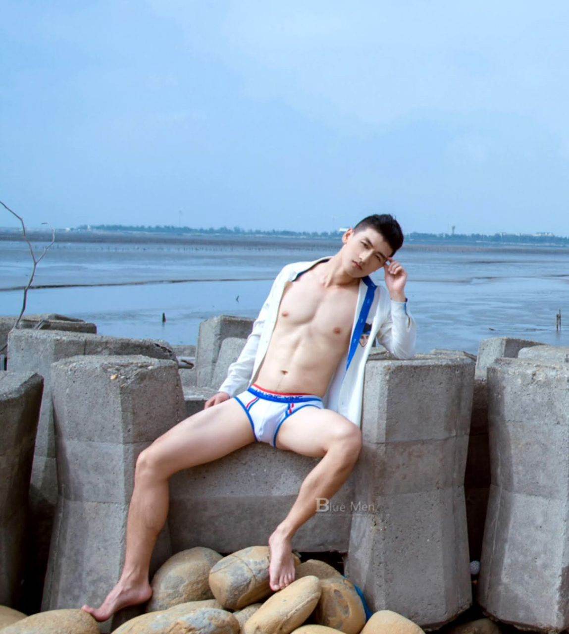 หนุ่มหล่อขึ้นปก 1038
