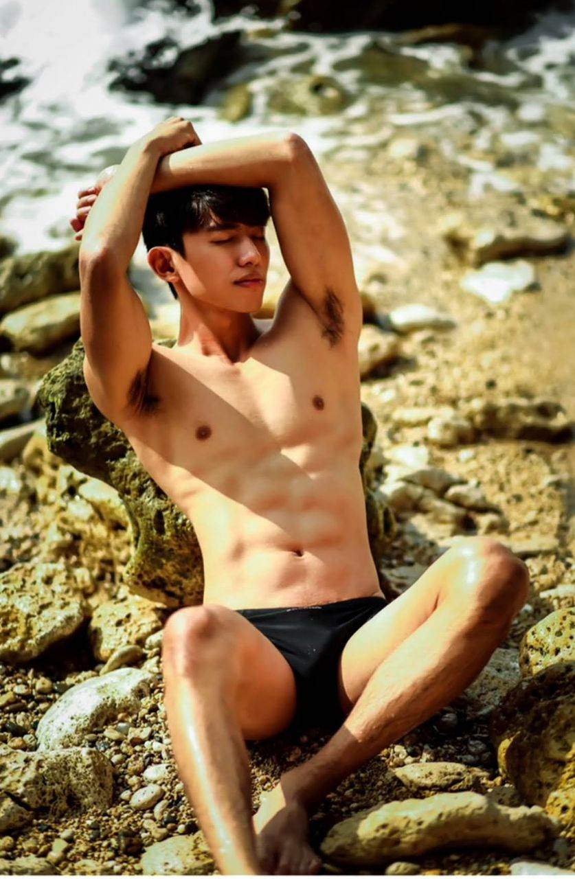 หนุ่มหล่อขึ้นปก 1033.4