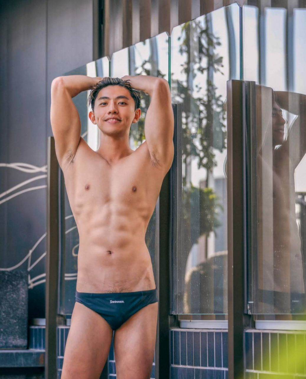 หนุ่มหล่อขึ้นปก 1033.4