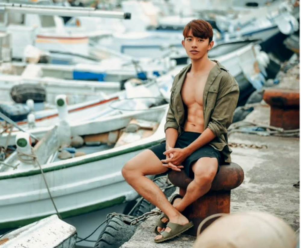 หนุ่มหล่อขึ้นปก 1033.4