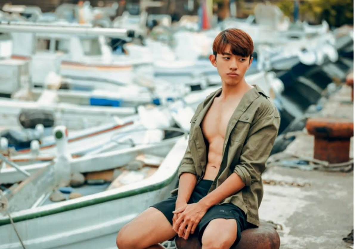 หนุ่มหล่อขึ้นปก 1033.4