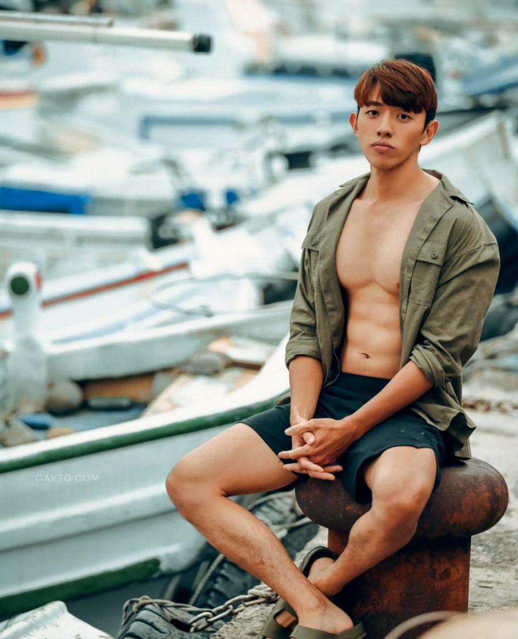 หนุ่มหล่อขึ้นปก 1033.4