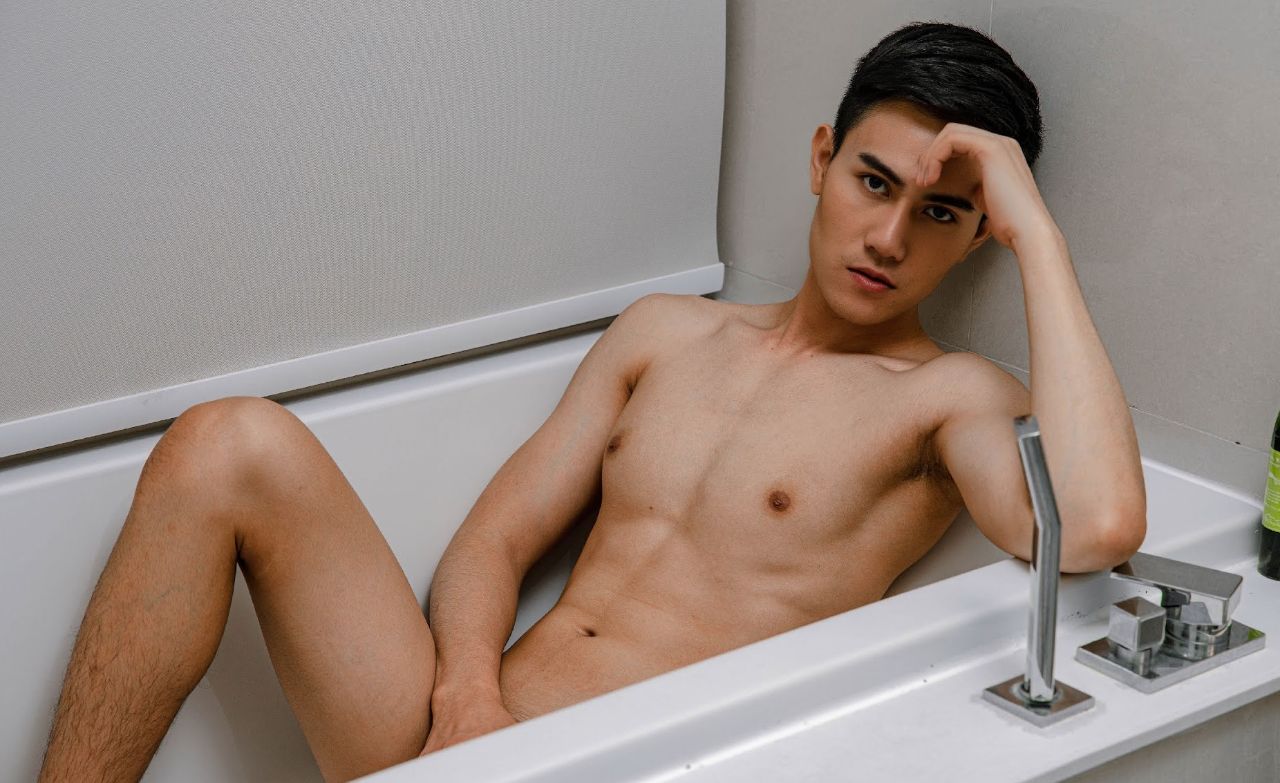 หนุ่มหล่อขึ้นปก 1034.4