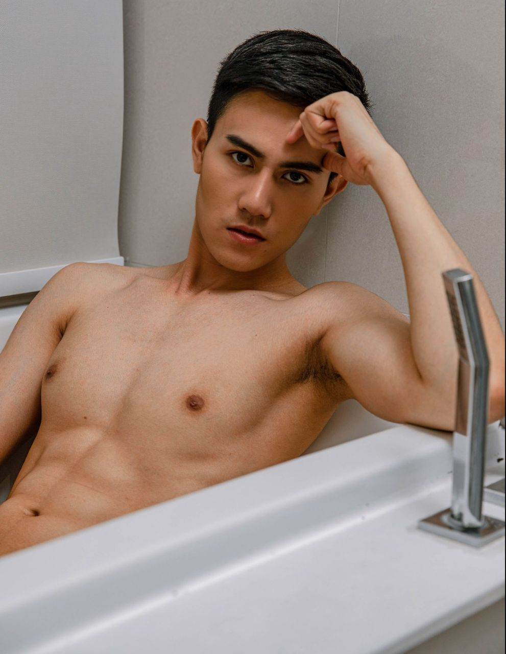 หนุ่มหล่อขึ้นปก 1034.4