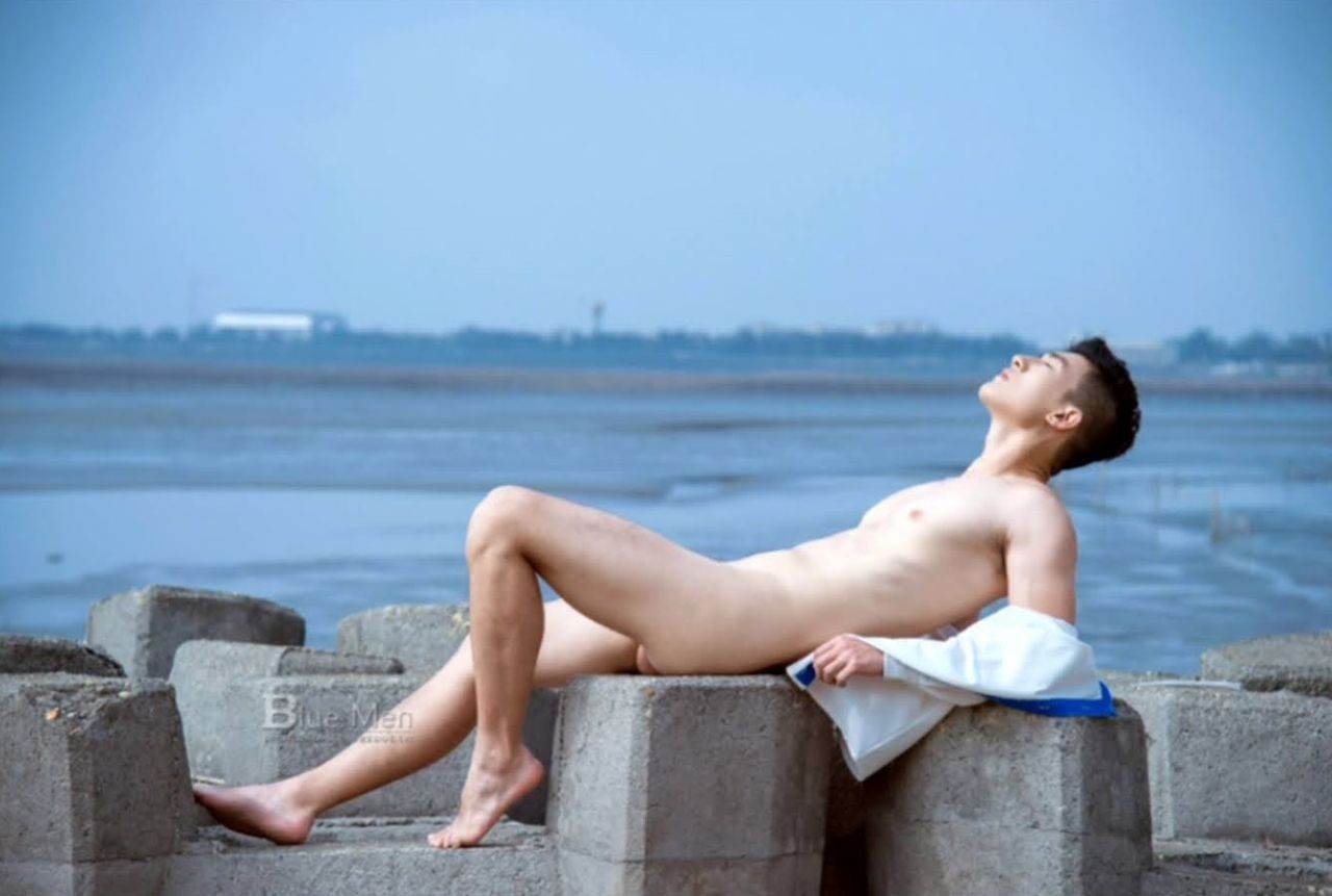 หนุ่มหล่อขึ้นปก 1038.1
