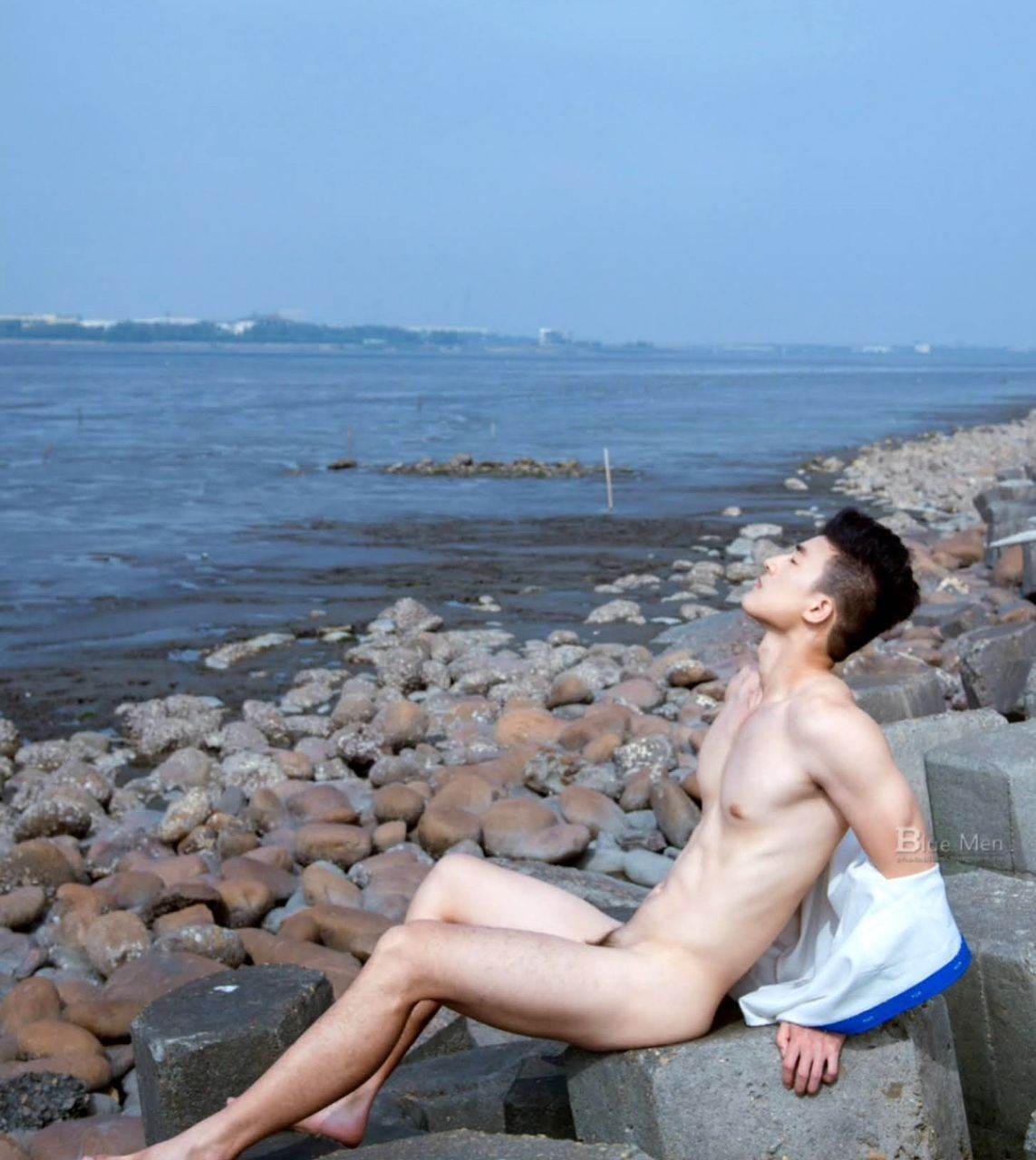 หนุ่มหล่อขึ้นปก 1038.1