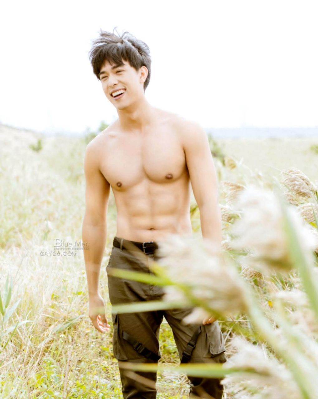 หนุ่มหล่อขึ้นปก 1040