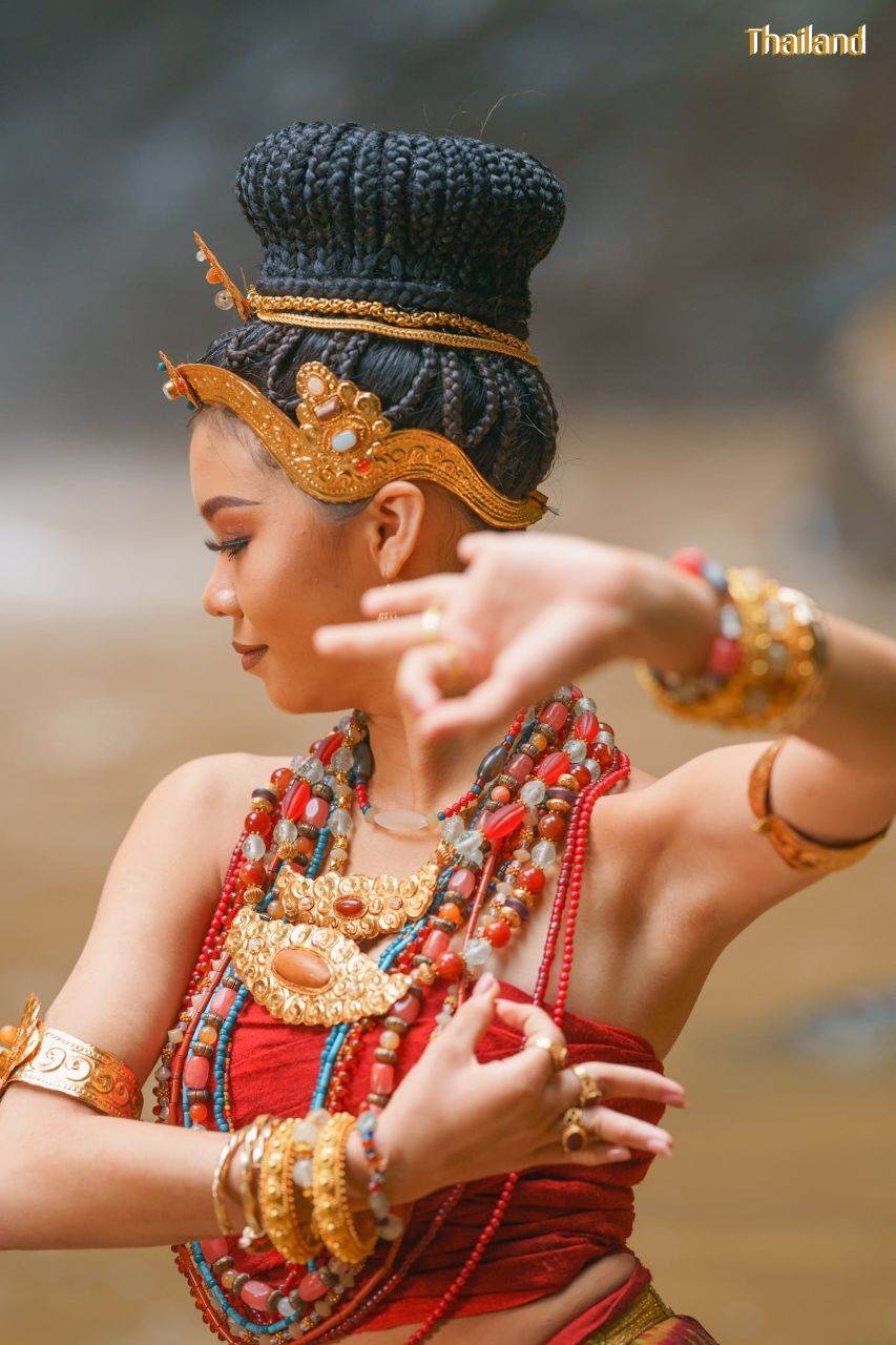 The Glory of The Dvaravati Era, Costume and Traditional Dress | THAILAND 🇹🇭