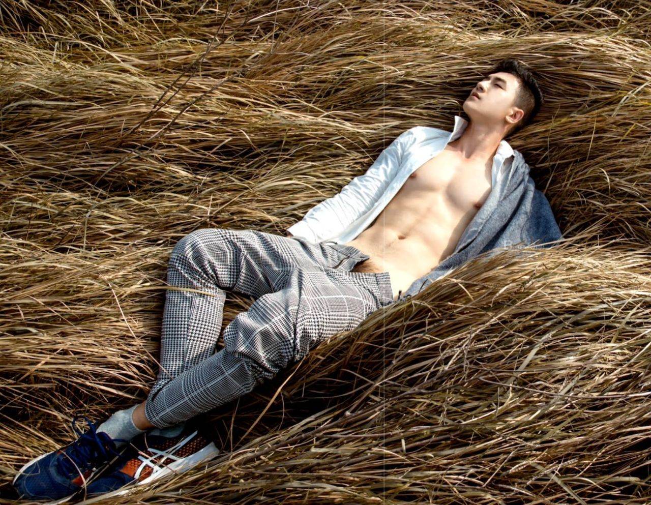 หนุ่มหล่อขึ้นปก 1038.2