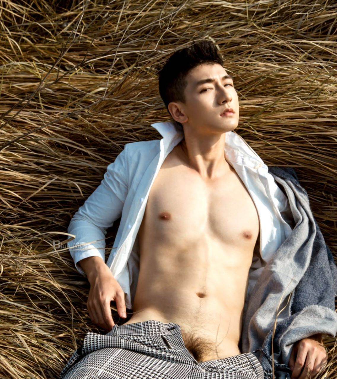 หนุ่มหล่อขึ้นปก 1038.2