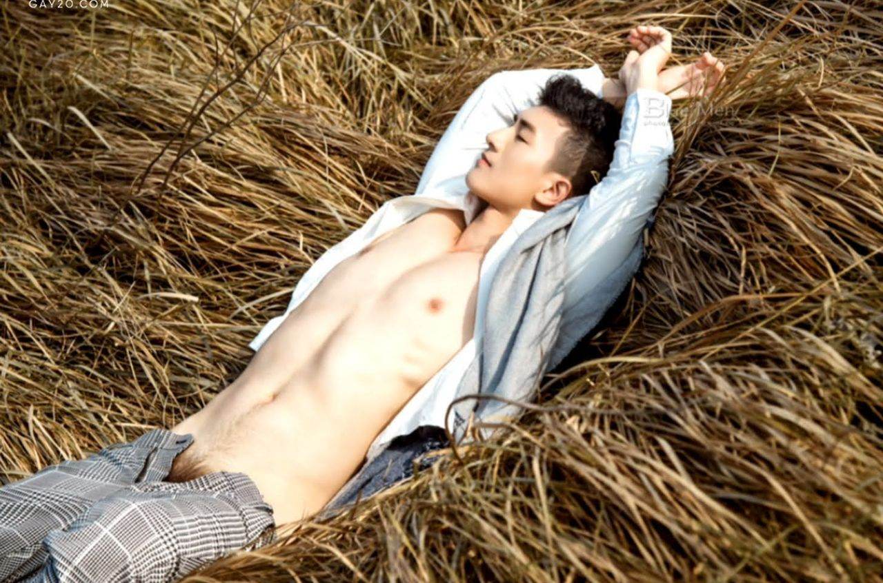 หนุ่มหล่อขึ้นปก 1038.2