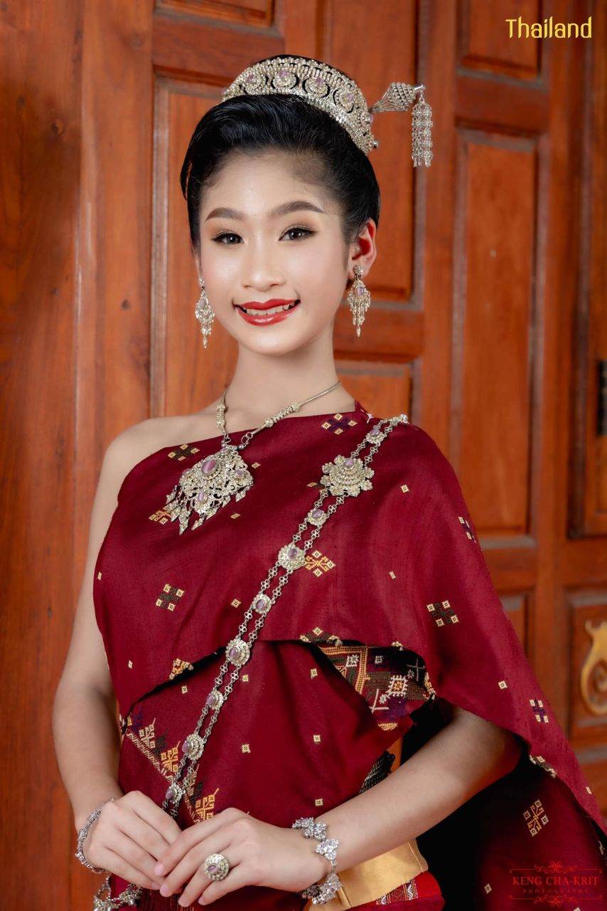Phu Tai costume in Kalasin province with Praewa, Queen of Thai Silks | THAILAND 🇹🇭