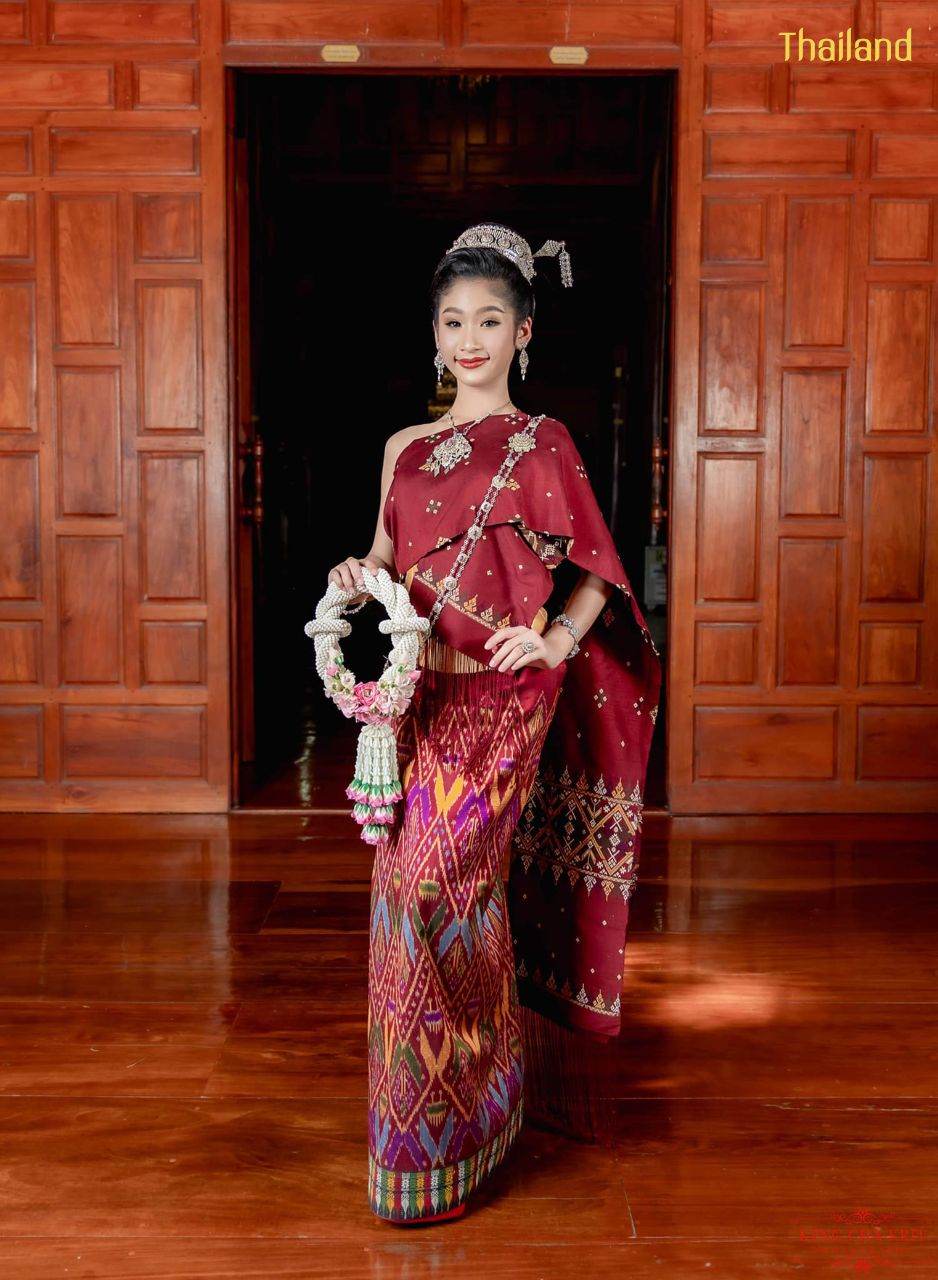 Phu Tai costume in Kalasin province with Praewa, Queen of Thai Silks | THAILAND 🇹🇭