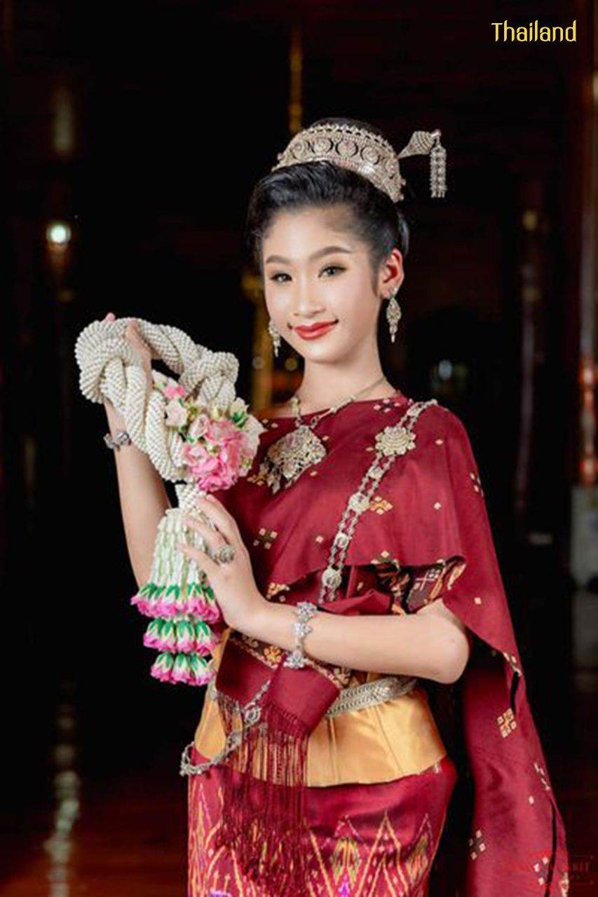 Phu Tai costume in Kalasin province with Praewa, Queen of Thai Silks | THAILAND 🇹🇭