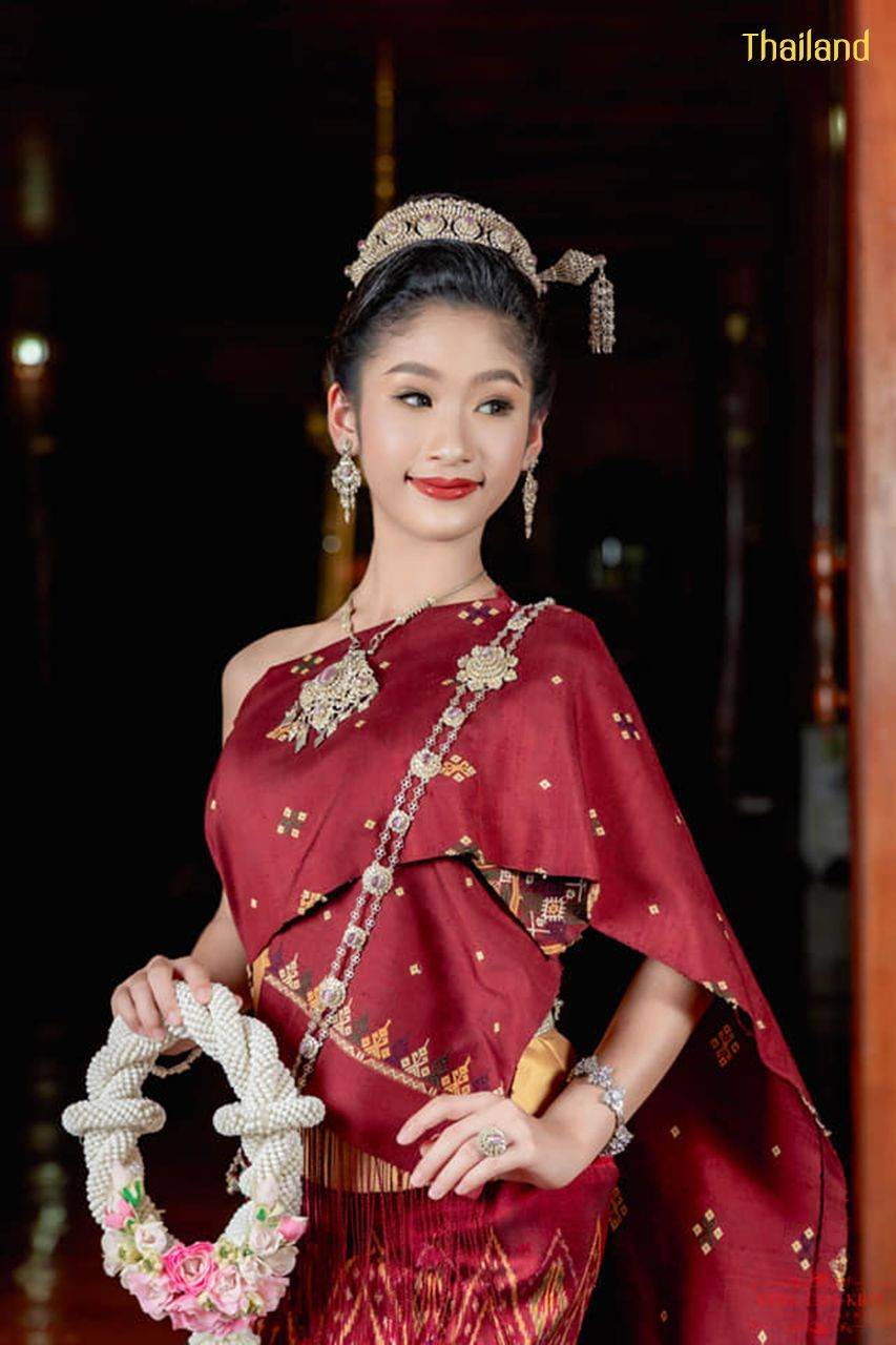 Phu Tai costume in Kalasin province with Praewa, Queen of Thai Silks | THAILAND 🇹🇭