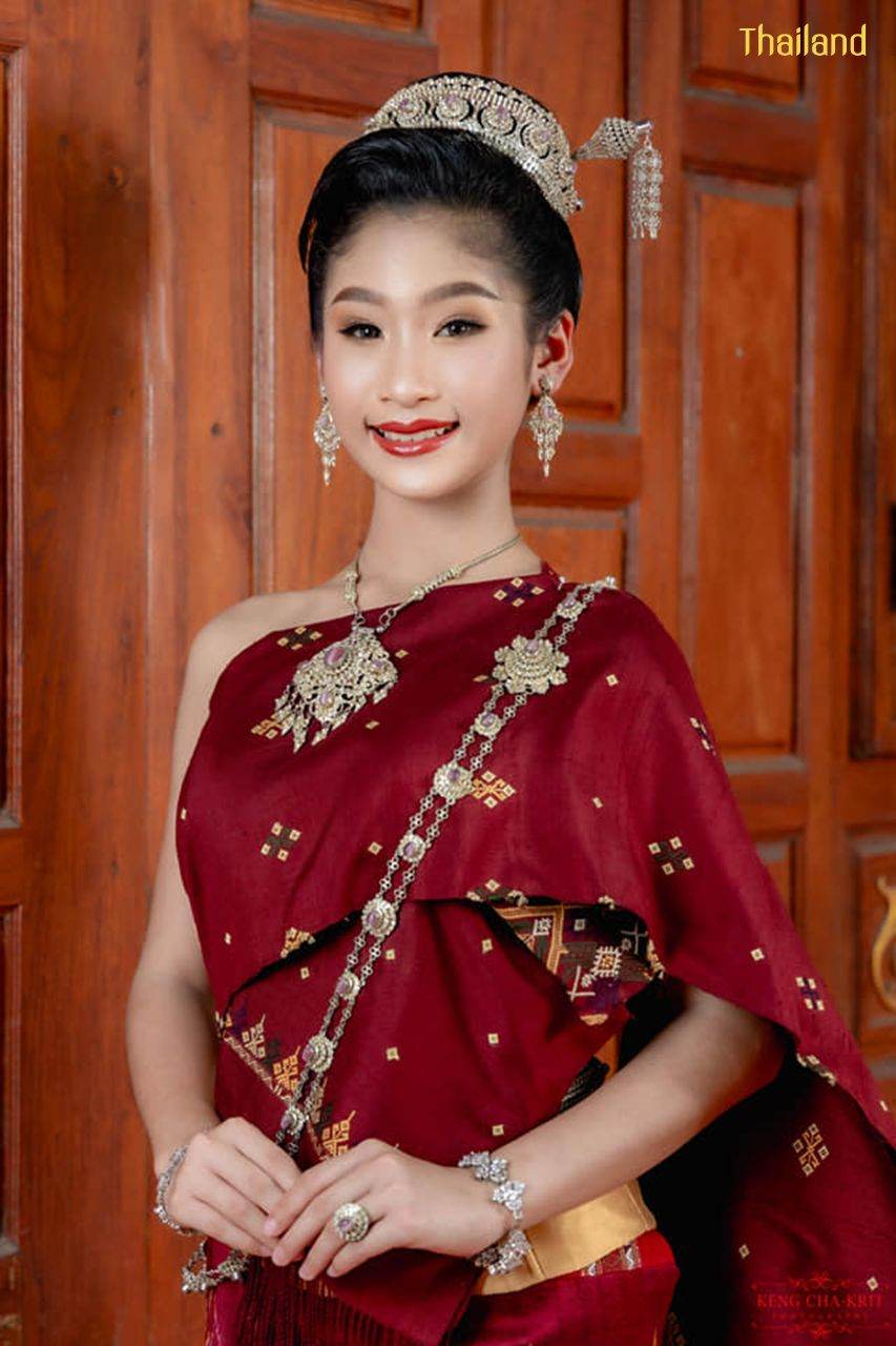 Phu Tai costume in Kalasin province with Praewa, Queen of Thai Silks | THAILAND 🇹🇭