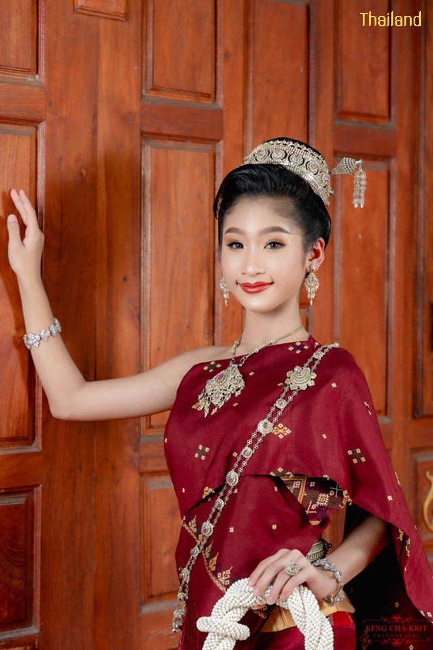 Phu Tai costume in Kalasin province with Praewa, Queen of Thai Silks | THAILAND 🇹🇭