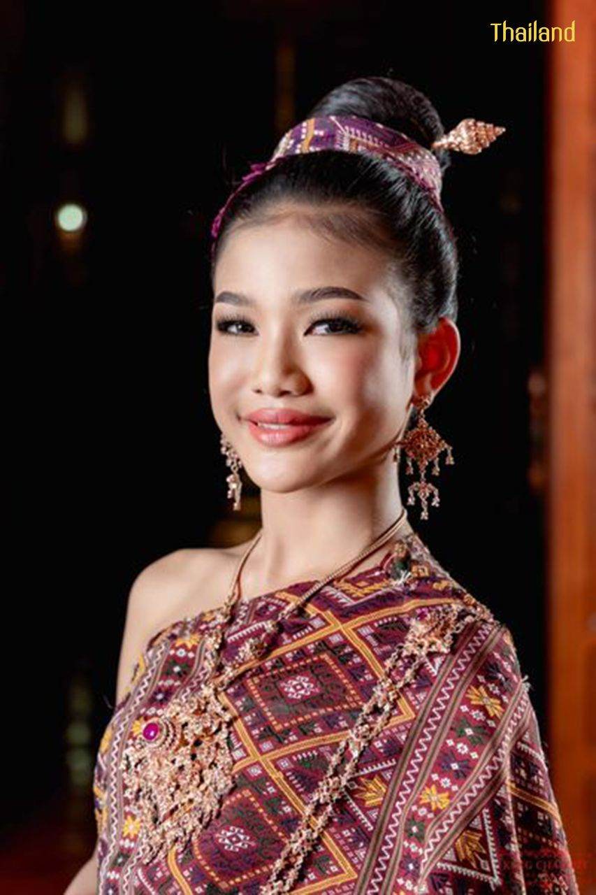 Phu Tai costume in Kalasin province with Praewa, Queen of Thai Silks | THAILAND 🇹🇭