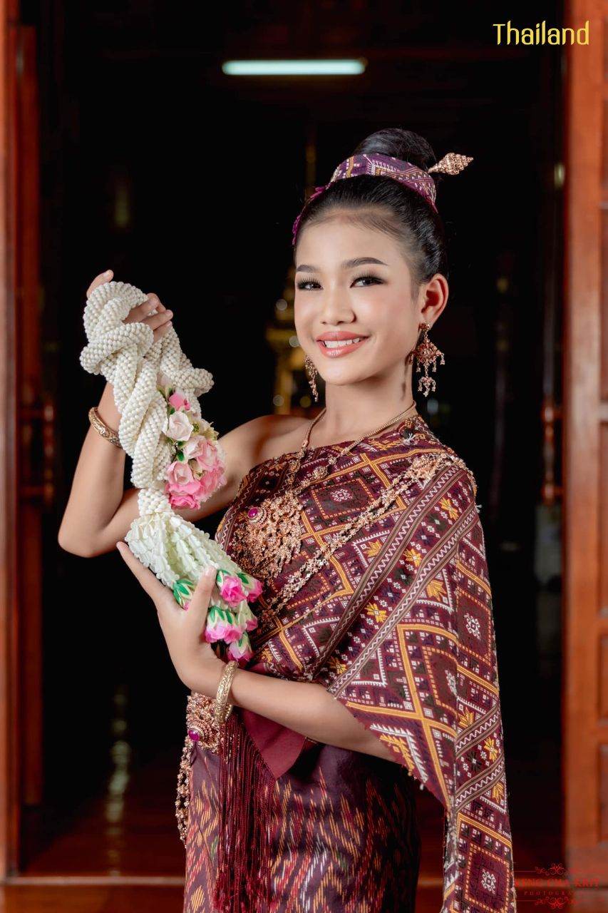 Phu Tai costume in Kalasin province with Praewa, Queen of Thai Silks | THAILAND 🇹🇭