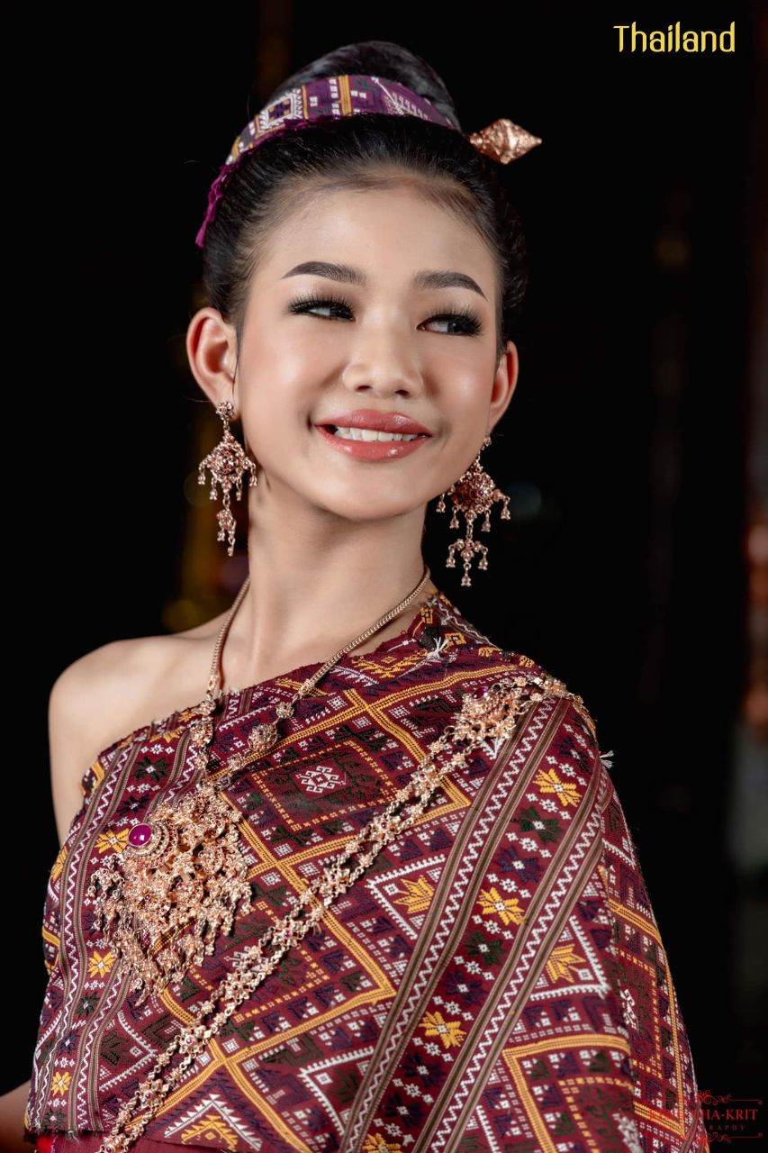Phu Tai costume in Kalasin province with Praewa, Queen of Thai Silks | THAILAND 🇹🇭