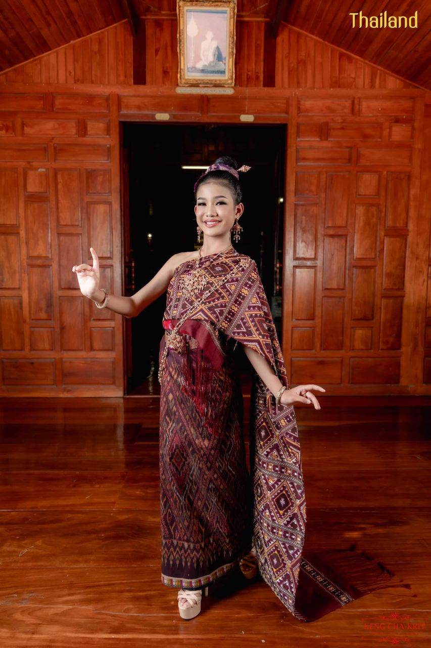 Phu Tai costume in Kalasin province with Praewa, Queen of Thai Silks | THAILAND 🇹🇭