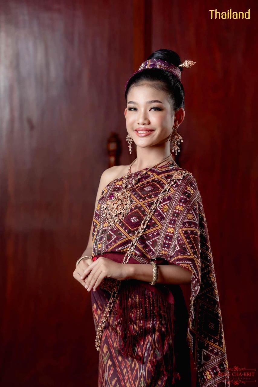 Phu Tai costume in Kalasin province with Praewa, Queen of Thai Silks | THAILAND 🇹🇭