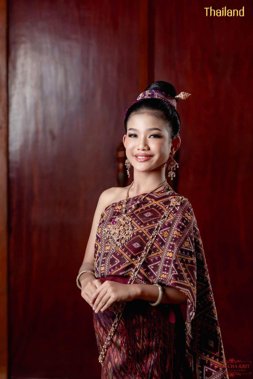 Phu Tai costume in Kalasin province with Praewa, Queen of Thai Silks | THAILAND 🇹🇭