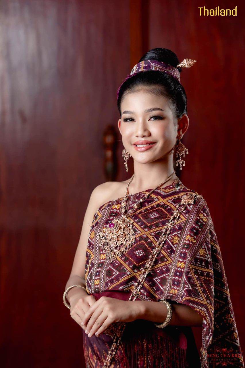 Phu Tai costume in Kalasin province with Praewa, Queen of Thai Silks | THAILAND 🇹🇭