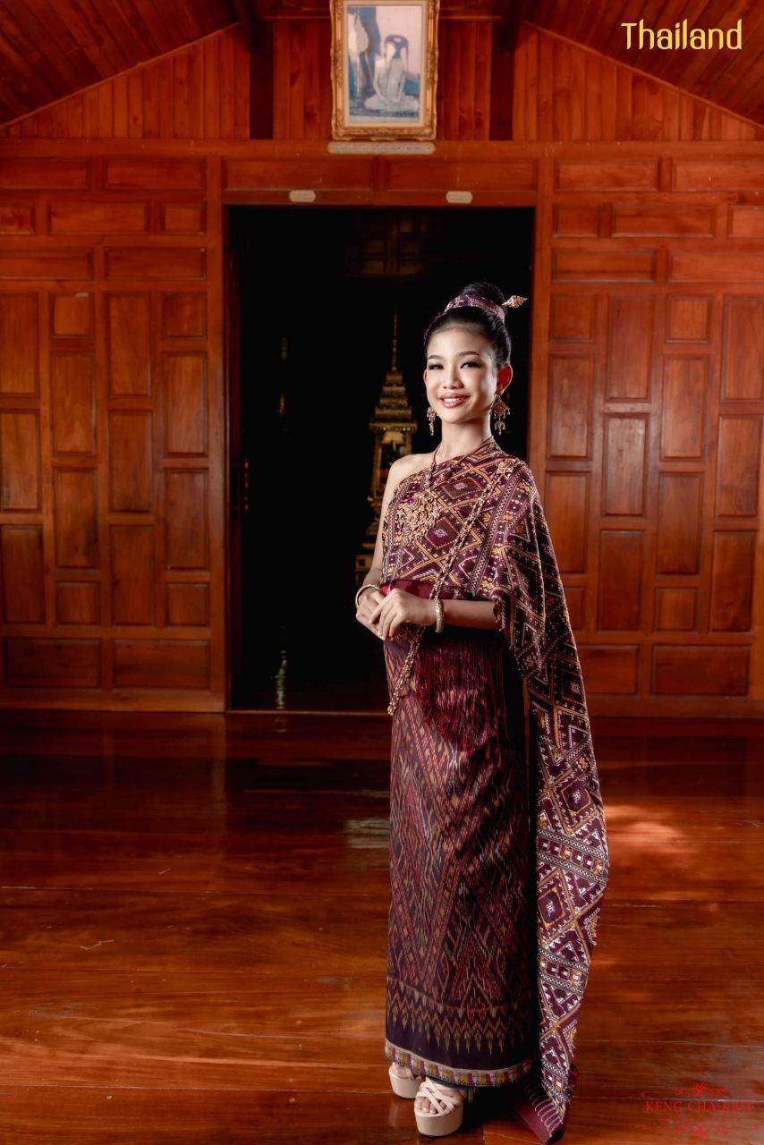 Phu Tai costume in Kalasin province with Praewa, Queen of Thai Silks | THAILAND 🇹🇭