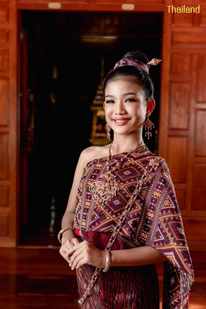 Phu Tai costume in Kalasin province with Praewa, Queen of Thai Silks | THAILAND 🇹🇭