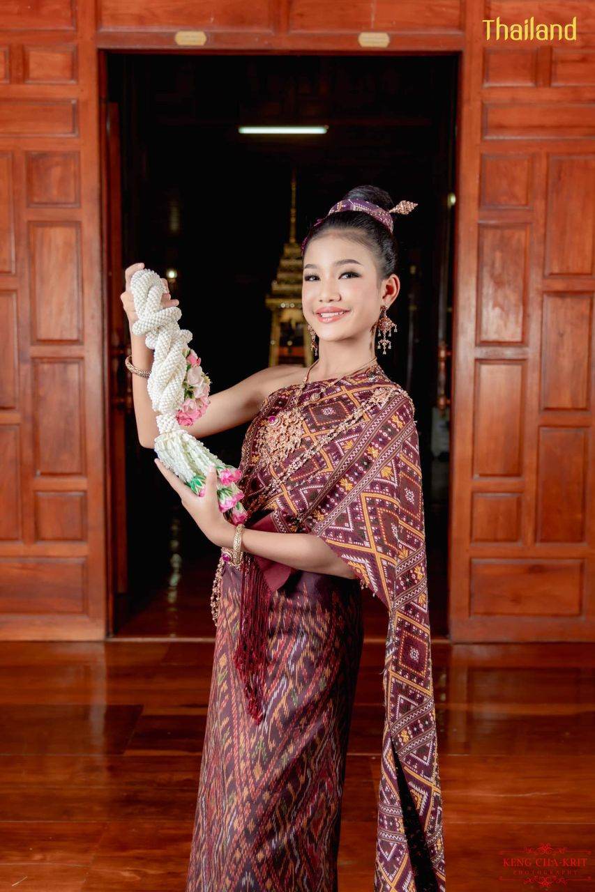 Phu Tai costume in Kalasin province with Praewa, Queen of Thai Silks | THAILAND 🇹🇭