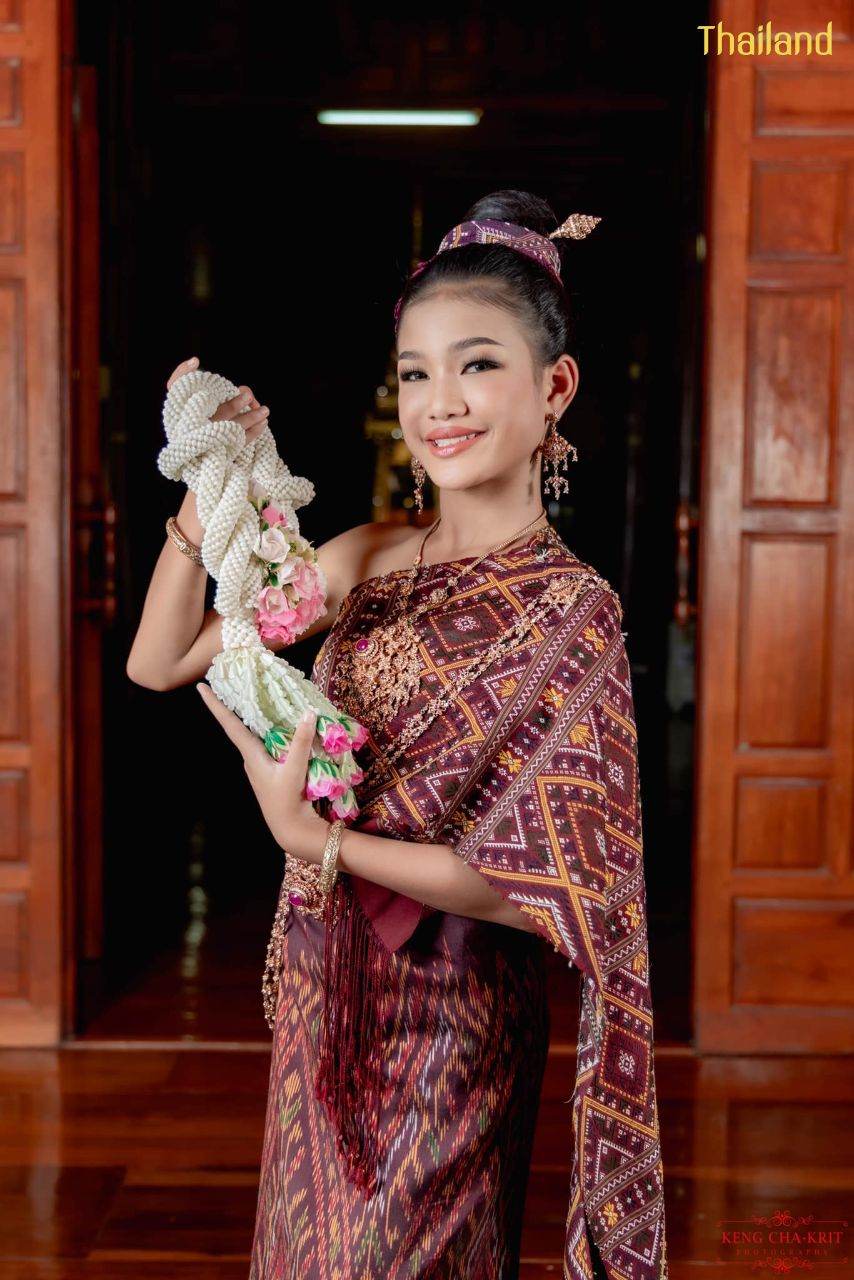 Phu Tai costume in Kalasin province with Praewa, Queen of Thai Silks | THAILAND 🇹🇭