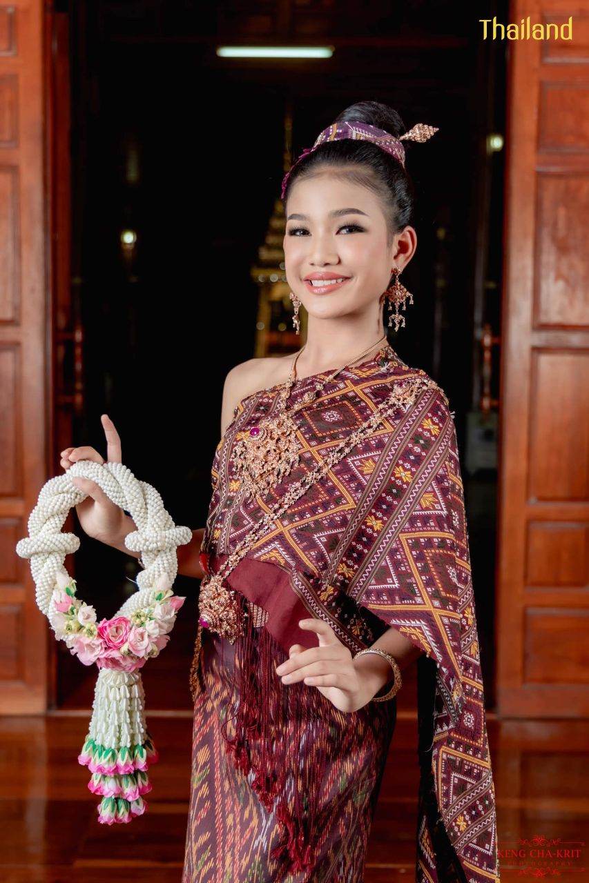 Phu Tai costume in Kalasin province with Praewa, Queen of Thai Silks | THAILAND 🇹🇭