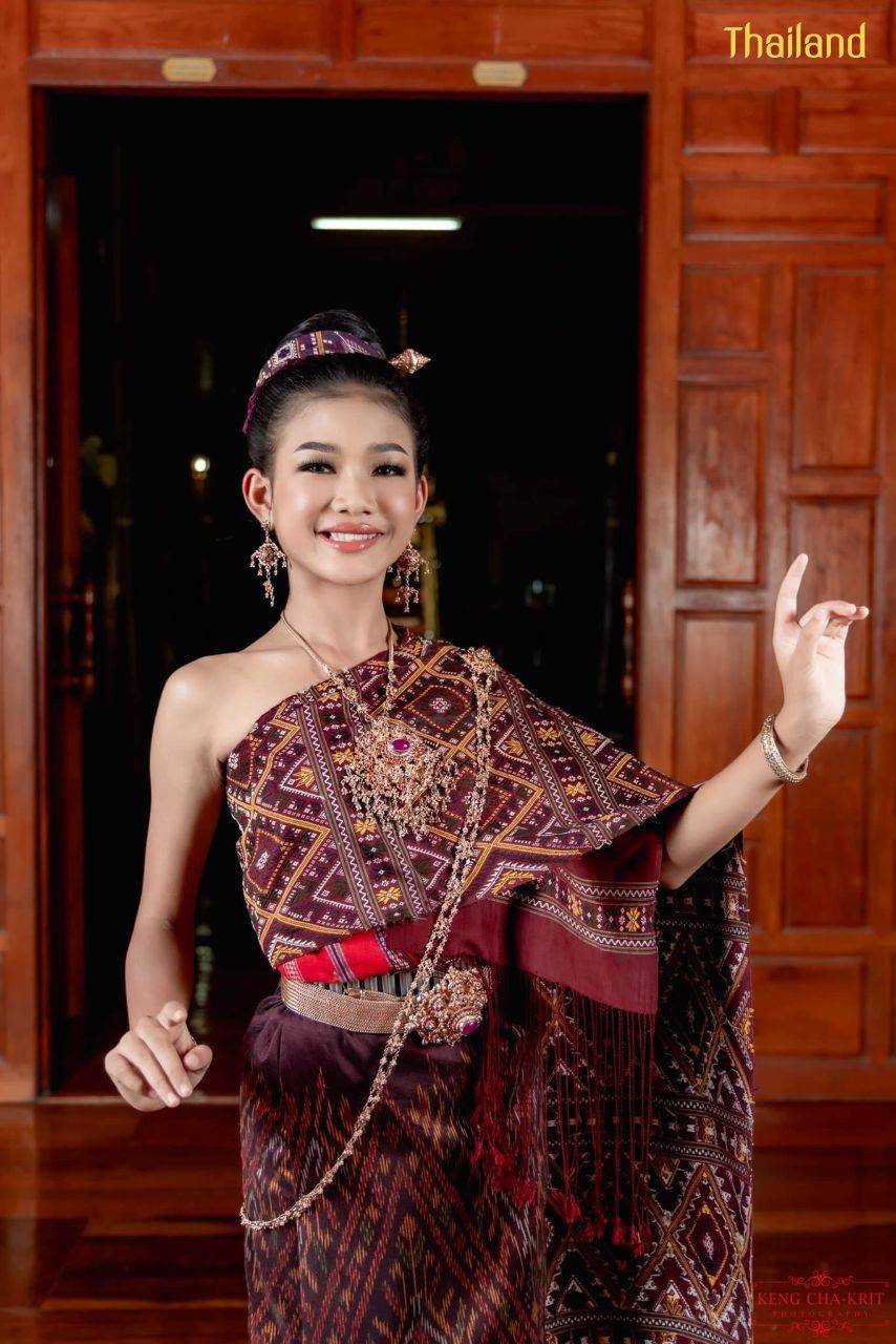 Phu Tai costume in Kalasin province with Praewa, Queen of Thai Silks | THAILAND 🇹🇭