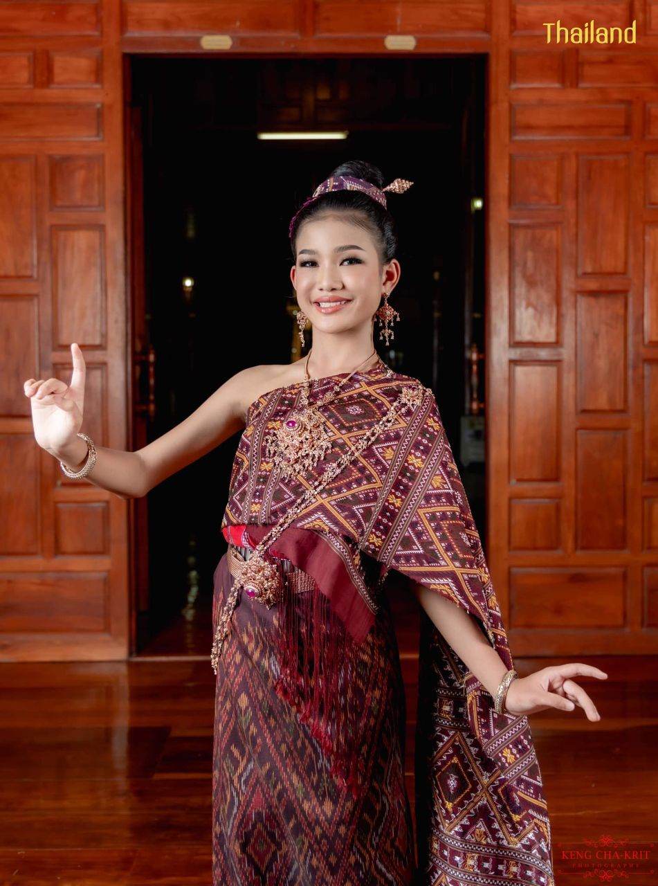 Phu Tai costume in Kalasin province with Praewa, Queen of Thai Silks | THAILAND 🇹🇭