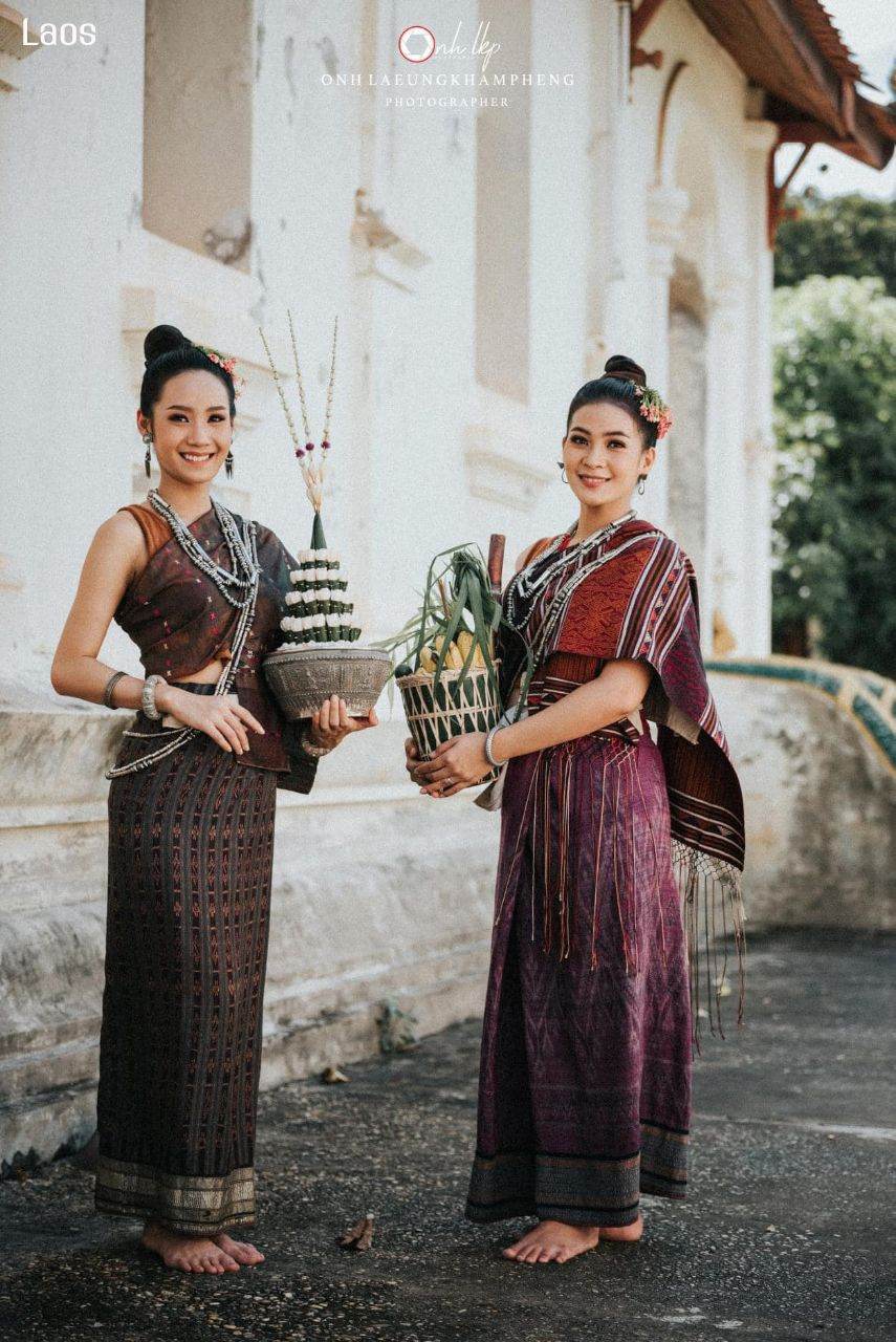 Laos 🇱🇦 | ປະເພີຮີດຄອງເດືອນສິບເພັງ ບຸນຫໍ່ເຂົ້າສລາກ(ສະຫຼາກ)