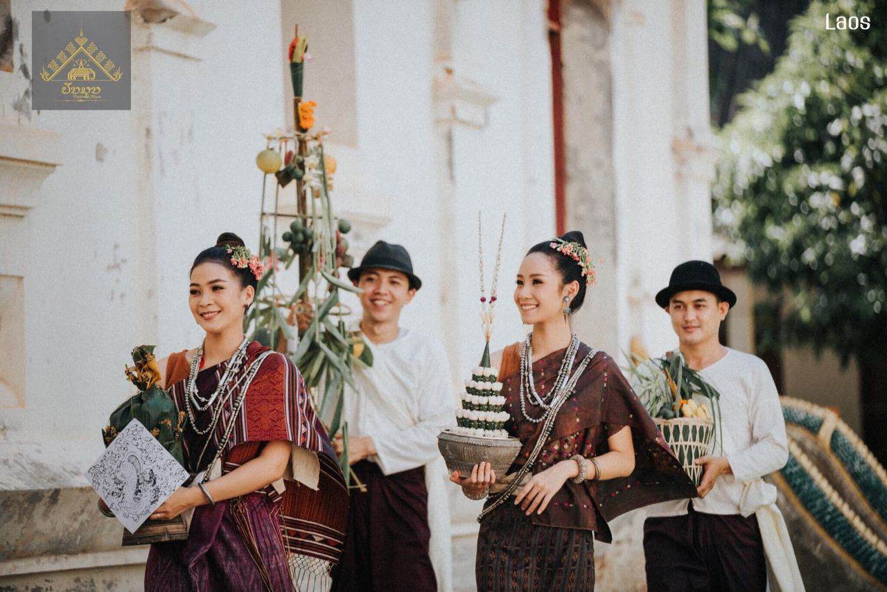 Laos 🇱🇦 | ປະເພີຮີດຄອງເດືອນສິບເພັງ ບຸນຫໍ່ເຂົ້າສລາກ(ສະຫຼາກ)
