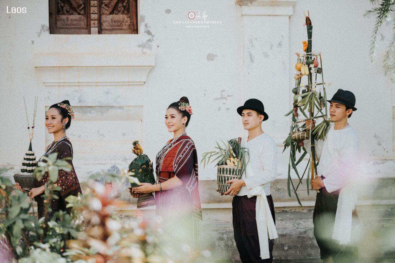 Laos 🇱🇦 | ປະເພີຮີດຄອງເດືອນສິບເພັງ ບຸນຫໍ່ເຂົ້າສລາກ(ສະຫຼາກ)