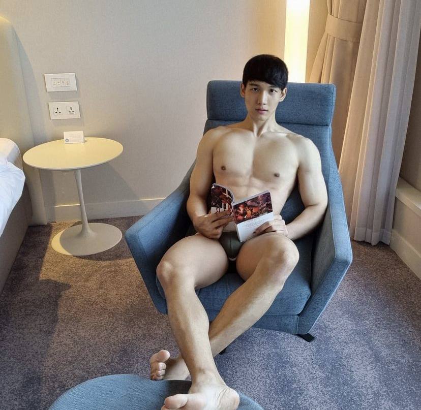 เปลื้องผ้าอาตี๋ (&acute;♡‿♡`) 1