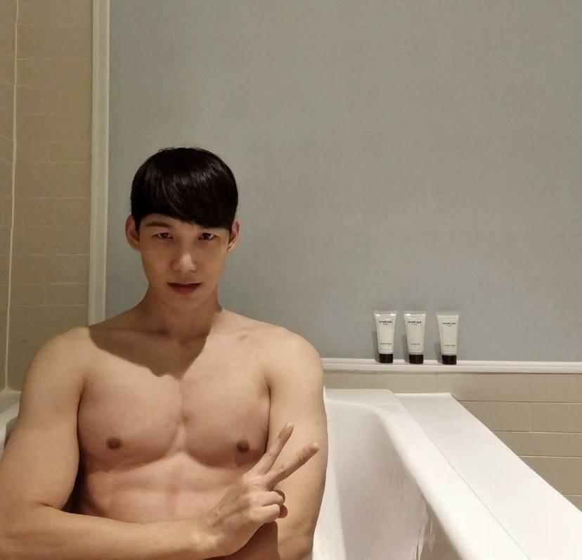 เปลื้องผ้าอาตี๋ (&acute;♡‿♡`) 1
