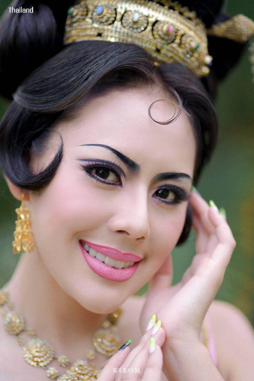 THAILAND 🇹🇭 | Thai Dusit Dress: Thai National Costume and 70s Makeup & Hairstyle by Sakunjan.