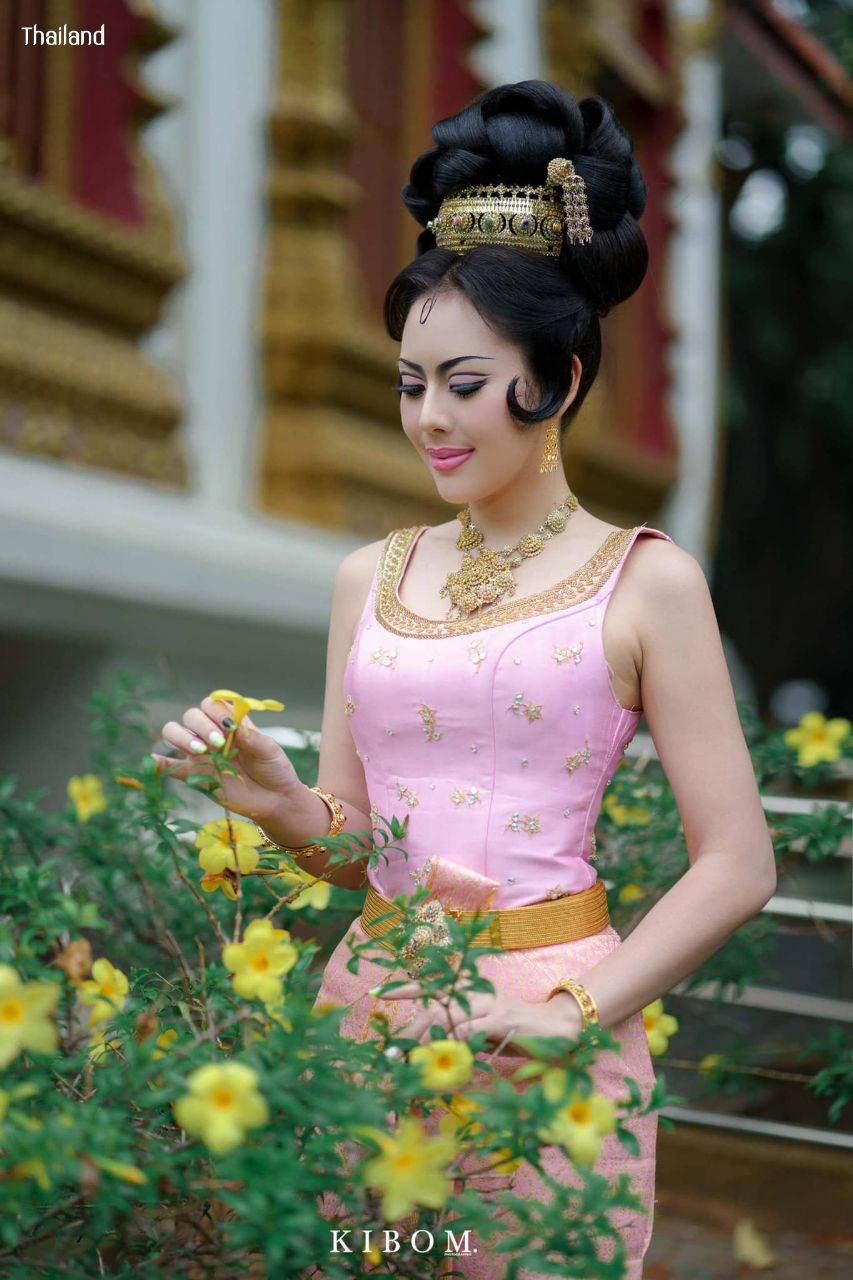THAILAND 🇹🇭 | Thai Dusit Dress: Thai National Costume and 70s Makeup & Hairstyle by Sakunjan.
