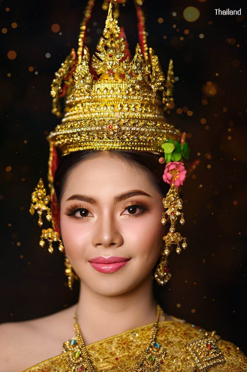 Beautiful "Krathong" and "Thai Lady" in Loy Krathong Festival: ลอยกระทง | THAILAND 🇹🇭