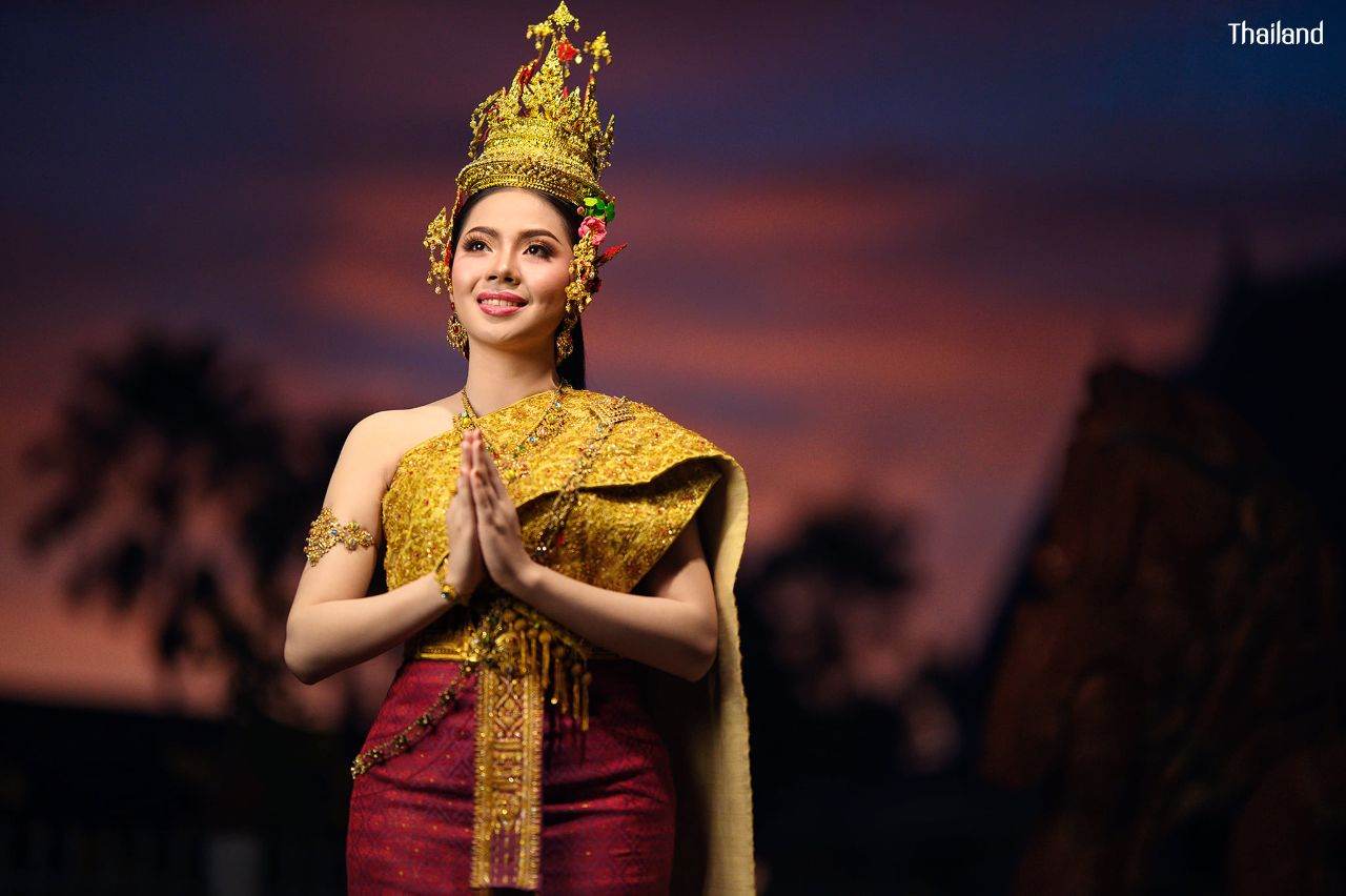 Beautiful "Krathong" and "Thai Lady" in Loy Krathong Festival: ลอยกระทง | THAILAND 🇹🇭