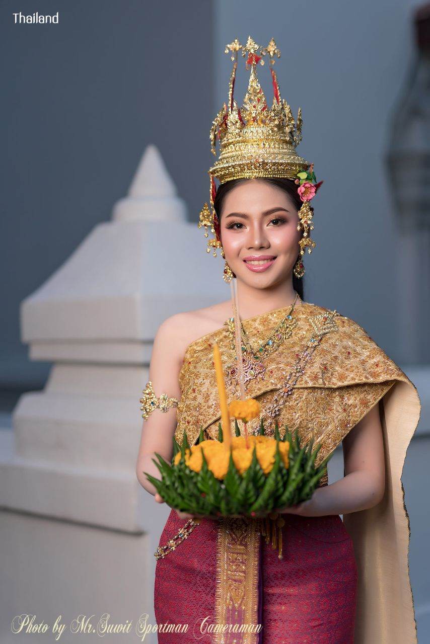 Beautiful "Krathong" and "Thai Lady" in Loy Krathong Festival: ลอยกระทง | THAILAND 🇹🇭