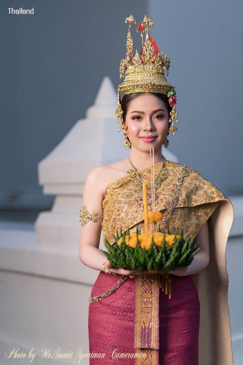 Beautiful "Krathong" and "Thai Lady" in Loy Krathong Festival: ลอยกระทง | THAILAND 🇹🇭